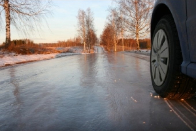 Matkulē autovadītājs ietriecas elektrosadales skapī