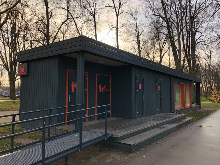 Uz ziemas periodu tiek slēgtas Tukuma pilsētas parka tualetes Uz ziemas periodu tiek slēgtas Tukuma pilsētas parka tualetes