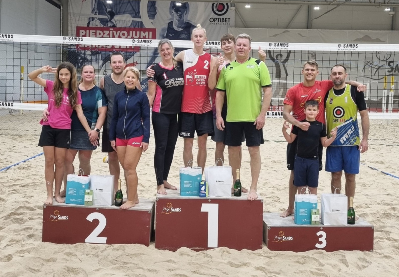 Bērziņi uzvar pirmajā ģimeņu volejbola turnīrā