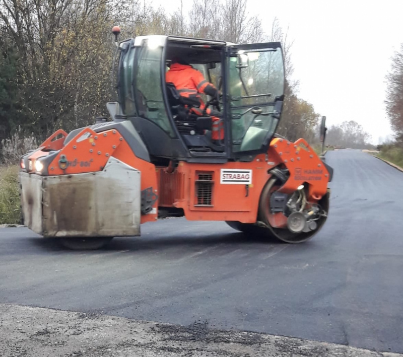 Sēmes pagastā tiek asfaltēts ceļa posms Sēme - Dobeļi