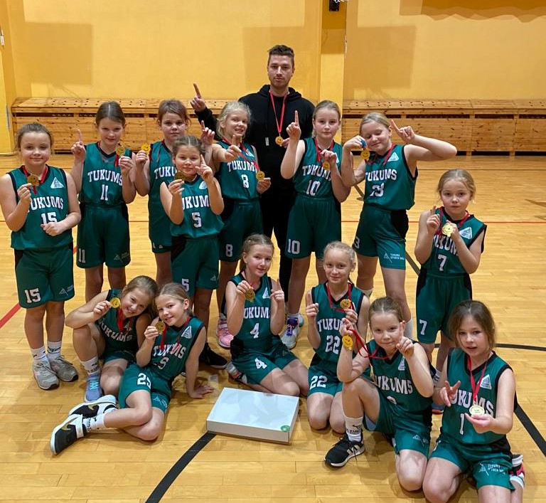 Tukuma sporta skolas jaunās basketbolistes Rīgā izcīna 1. vietu