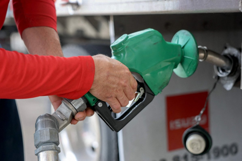 Pieņemšanai tuvojas Transporta enerģijas likums; degvielas cena piecos gados varētu kāpt par 19 centiem litrā Pieņemšanai tuvojas Transporta enerģijas likums; degvielas cena piecos gados varētu kāpt par 19 centiem litrā