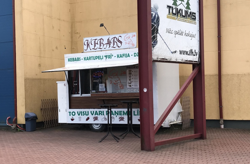 Pēc "KEBABA skandāla" Tukuma Dome plāno likvidēt tirdzniecības vietas pie ledushalles Pēc "KEBABA skandāla" Tukuma Dome plāno likvidēt tirdzniecības vietas pie ledushalles
