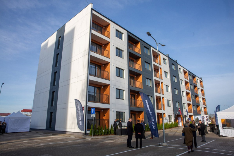 Jelgavā atklāts daudzdzīvokļu koka moduļu nams, kas tapis Tukumā