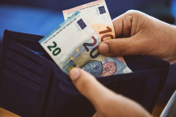 VSAA novembrī sāk maksāt 30, 20, 10 eiro valsts pabalstus