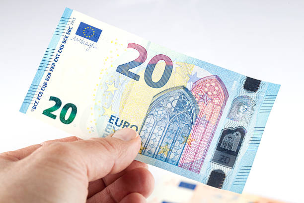 Decembrī sāks izmaksāt 20 eiro pabalstu vakcinētiem senioriem