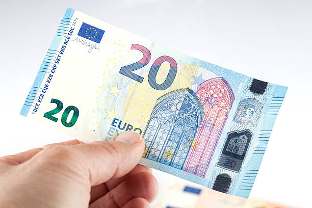 Decembrī sāks izmaksāt 20 eiro pabalstu vakcinētiem senioriem Decembrī sāks izmaksāt 20 eiro pabalstu vakcinētiem senioriem