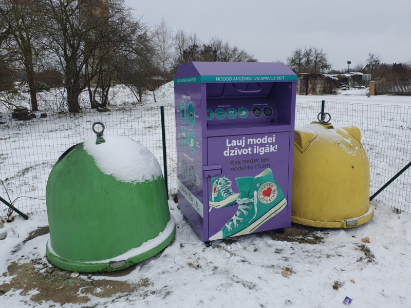 Jaunpilī uzstādīts pirmais tekstila šķirošanas konteiners