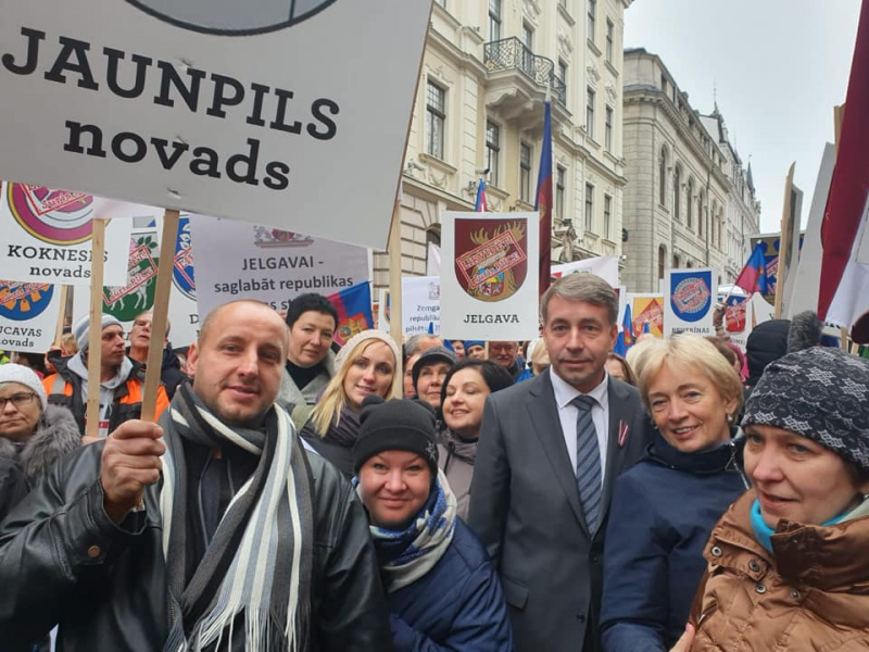 Pie Saeimas pret VARAM ministra izstrādāto teritoriālo reformu protestē vairāki tūkstoši cilvēku Pie Saeimas pret VARAM ministra izstrādāto teritoriālo reformu protestē vairāki tūkstoši cilvēku