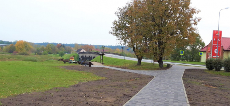 Kandavas novadā īstenots transporta infrastruktūras projekts “Kandavas pilsētas ielu seguma atjaunošana un gājēju celiņa izbūve” Kandavas novadā īstenots transporta infrastruktūras projekts “Kandavas pilsētas ielu seguma atjaunošana un gājēju celiņa izbūve”