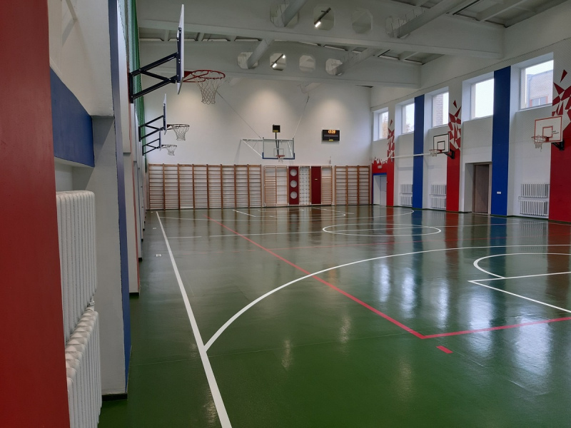 Pabeigti atjaunošanas darbi Kandavas Kārļa Mīlenbaha vidusskolas sporta zālē Pabeigti atjaunošanas darbi Kandavas Kārļa Mīlenbaha vidusskolas sporta zālē