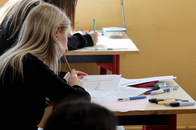 Vidusskolēniem būs jākārto par vienu augstākā līmeņa centralizēto eksāmenu mazāk Vidusskolēniem būs jākārto par vienu augstākā līmeņa centralizēto eksāmenu mazāk