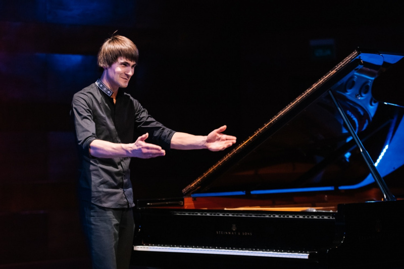 Pianists Vestards Šimkus Covid-19 dēļ pārtrauc profesionālo darbību Pianists Vestards Šimkus Covid-19 dēļ pārtrauc profesionālo darbību