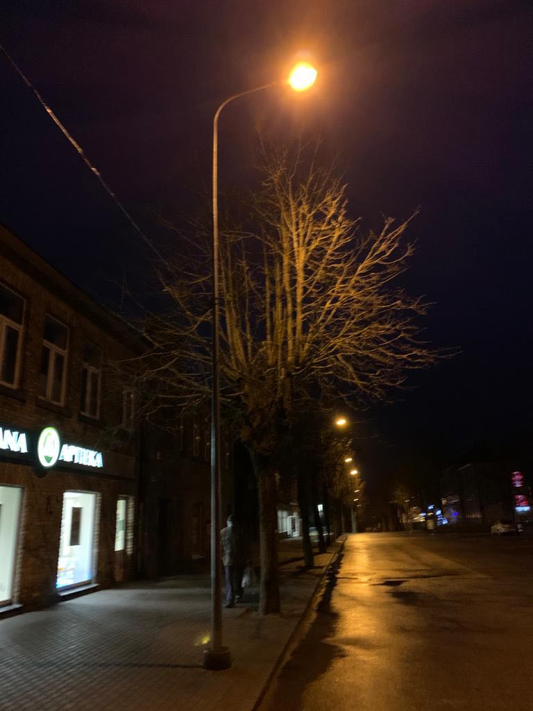 Pēc divu gadu dzīvošanas tumsā J.Raiņa ielā Tukumā atjaunots ielu apgaismojums Pēc divu gadu dzīvošanas tumsā J.Raiņa ielā Tukumā atjaunots ielu apgaismojums