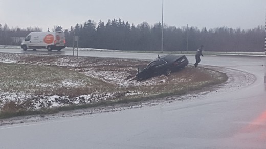 Slideno laikapstākļu dēļ Audi vadītājs nesavalda savu spēkratu un iebrauc grāvī