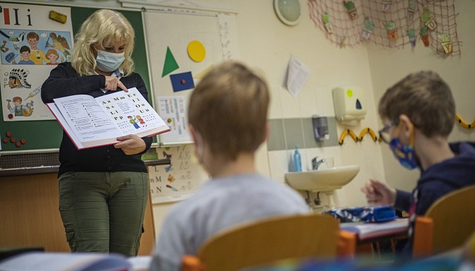 No janvāra visiem skolēniem skolās būs jānēsā sejas maskas No janvāra visiem skolēniem skolās būs jānēsā sejas maskas