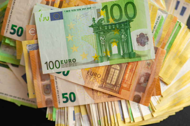 Ministriju darbinieku prēmēšana gada nogalē izmaksājusi gandrīz 2,5 miljonus eiro; Ašeradens: šāda prakse jāsaglabā Ministriju darbinieku prēmēšana gada nogalē izmaksājusi gandrīz 2,5 miljonus eiro; Ašeradens: šāda prakse jāsaglabā