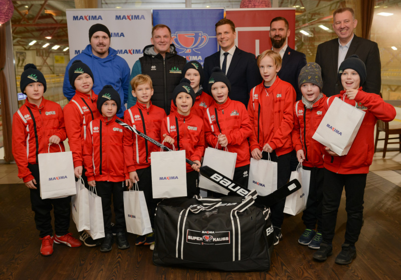 “Maxima” dāvina vārtsarga ekipējumu mazajiem Tukuma hokejistiem
