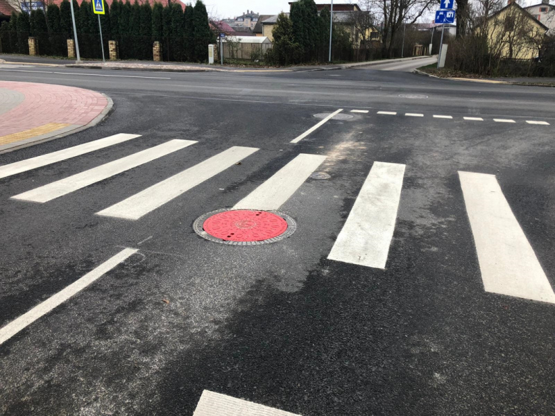 Lai VUGD operatīvi varētu veikt savu darbu, Kurzemes ielā hidrantu akas vāki nokrāsoti sarkanā krāsā Lai VUGD operatīvi varētu veikt savu darbu, Kurzemes ielā hidrantu akas vāki nokrāsoti sarkanā krāsā