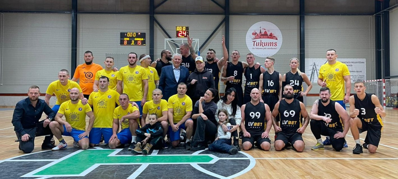Labdarības spēka basketbola spēlē Tukumā savākti 1000 EUR
