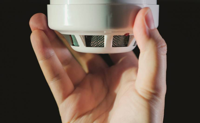 Jau piecus gadus dūmu detektori mājokļos ir obligāti; daudzviet to aizvien trūkst Jau piecus gadus dūmu detektori mājokļos ir obligāti; daudzviet to aizvien trūkst