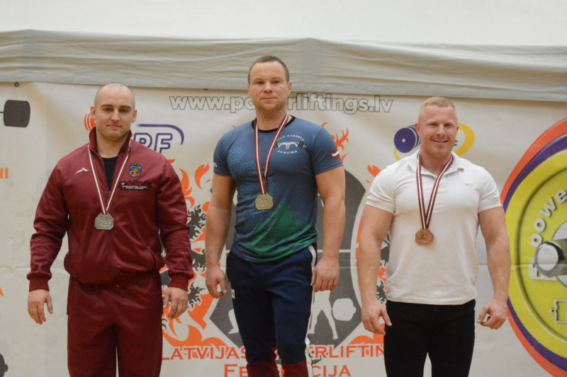 Kanbergs izcīna Latvijas čempiona titulu svara stieņa spiešanā guļus