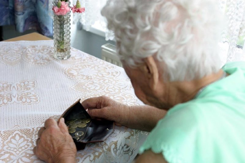 Jauno pensiju un pabalstu izmaksām būs pārejas periods