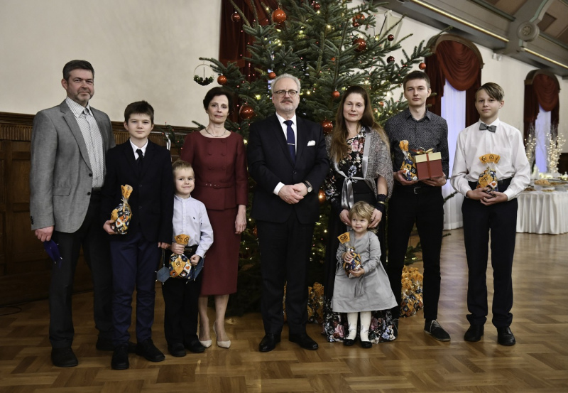 Valsts prezidents kopā ar kuplām Latvijas ģimenēm pie Rīgas pils iededz Ziemassvētku egli