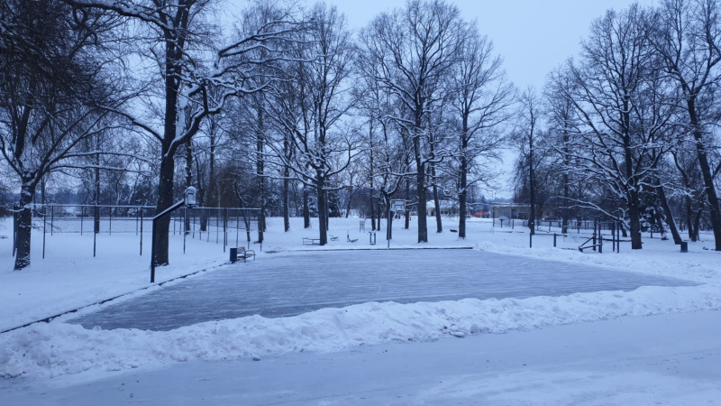 Lauktehnikā pie Sporta skolas izveidota publiskā āra slidotava