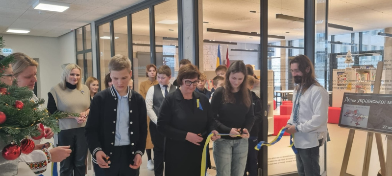 Tukuma 2.vidusskolā atklāj izstādi “Ukraiņu valoda” Tukuma 2.vidusskolā atklāj izstādi “Ukraiņu valoda”