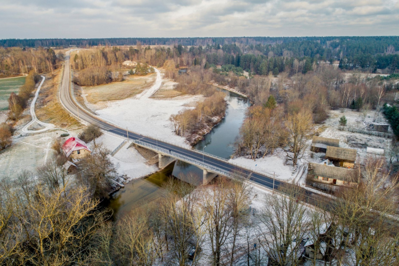 Uz autoceļa Līgas–Kandava–Veģi pārbūvēts tilts pār Virbupi Uz autoceļa Līgas–Kandava–Veģi pārbūvēts tilts pār Virbupi